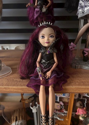 Evet After High Raven Queen