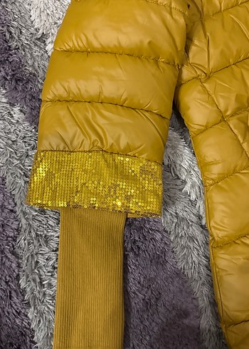 Sarı Parlak Kapüşonlu Kadın Kışlık Mont - Görsel 2