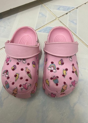 Kız Çocuk Pembe Desenli Kaydırmaz Terlik