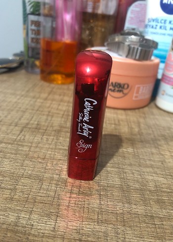 Diğer Parlak Kırmızı Ruj