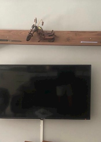 Diğer Tv ünitesi Sadece alt kısımda tornavida delikleri var