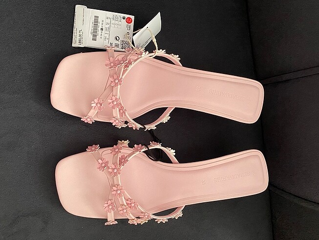 38 Beden Stradivarius çiçekli topuklu terlik