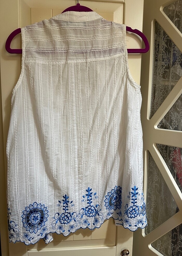 Beyaz mavi nakış desenli sıfır kol gömlek - Görsel 2