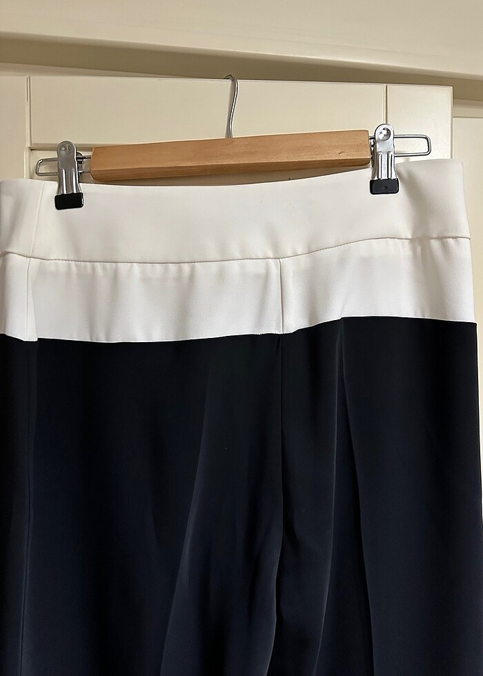 Siyah beyaz bel detaylı pantolon - Görsel 4