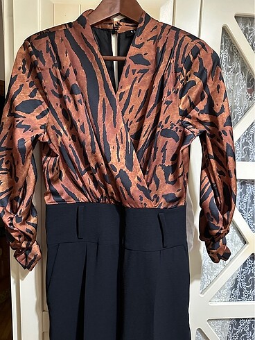 Kahverengi leopar desenli vatka kollu kumaş tulum - Görsel 5