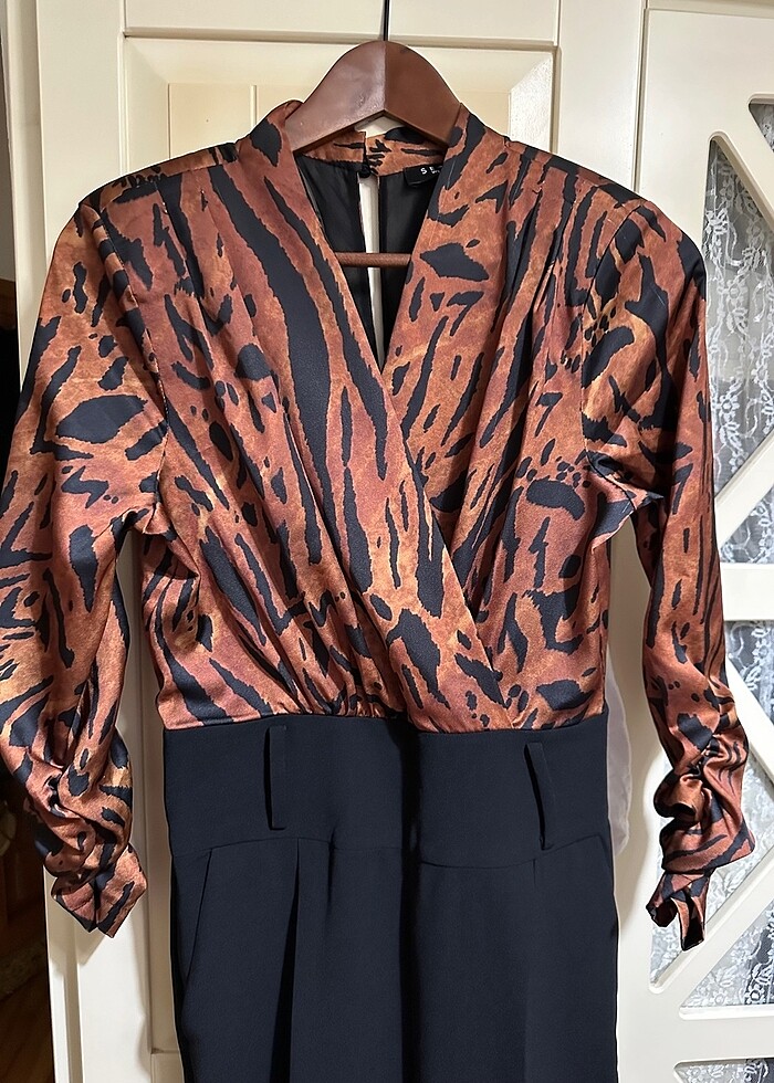 Kahverengi leopar desenli vatka kollu kumaş tulum - Görsel 2