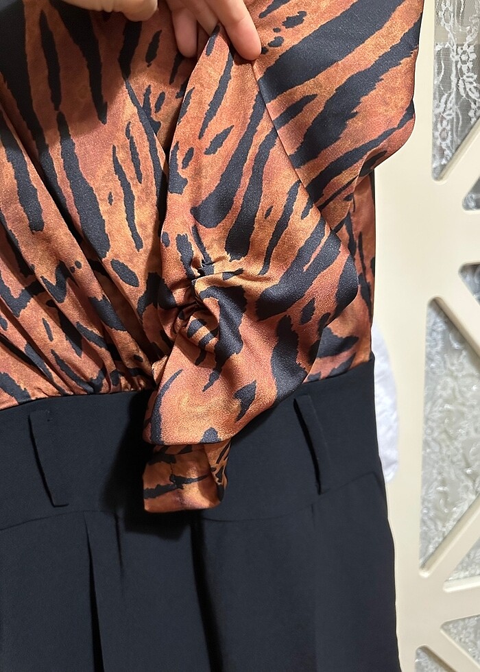 Kahverengi leopar desenli vatka kollu kumaş tulum - Görsel 3