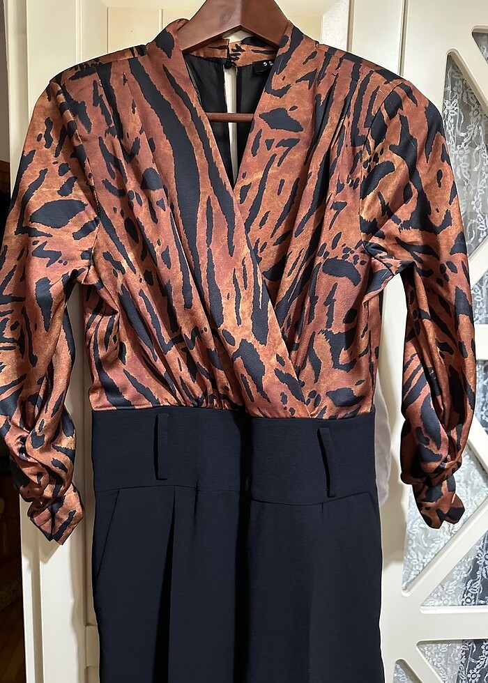 Kahverengi leopar desenli vatka kollu kumaş tulum - Görsel 5