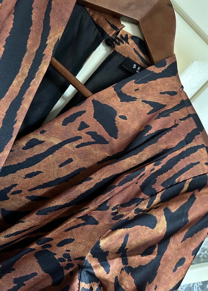 Kahverengi leopar desenli vatka kollu kumaş tulum - Görsel 4
