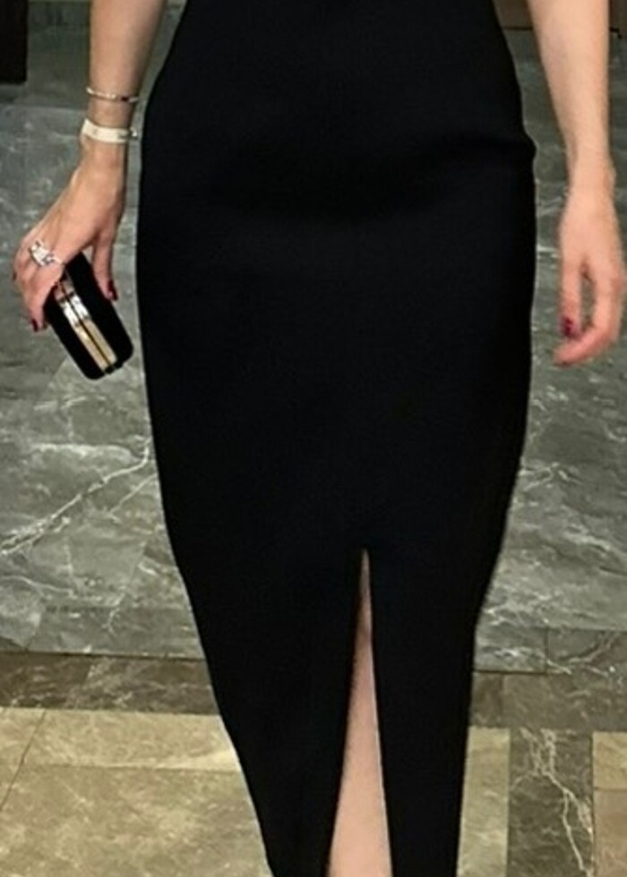 Önden Yırtmaçlı Siyah Dekolteli Fiyonk Detaylı Kolsuz Elbise - Görsel 2