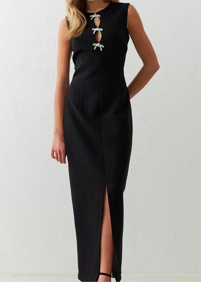 Önden Yırtmaçlı Siyah Dekolteli Fiyonk Detaylı Kolsuz Elbise - Görsel 3