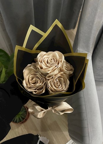 Bej Çiçekli Fırfırlı Kadın Broş - Görsel 3