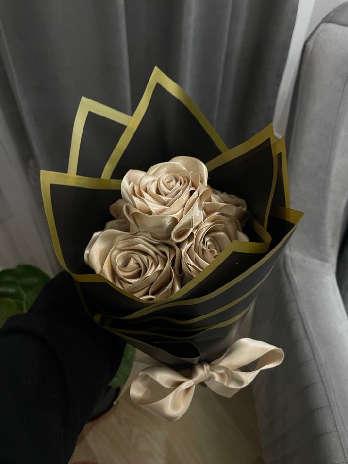 Bej Çiçekli Fırfırlı Kadın Broş - Görsel 5