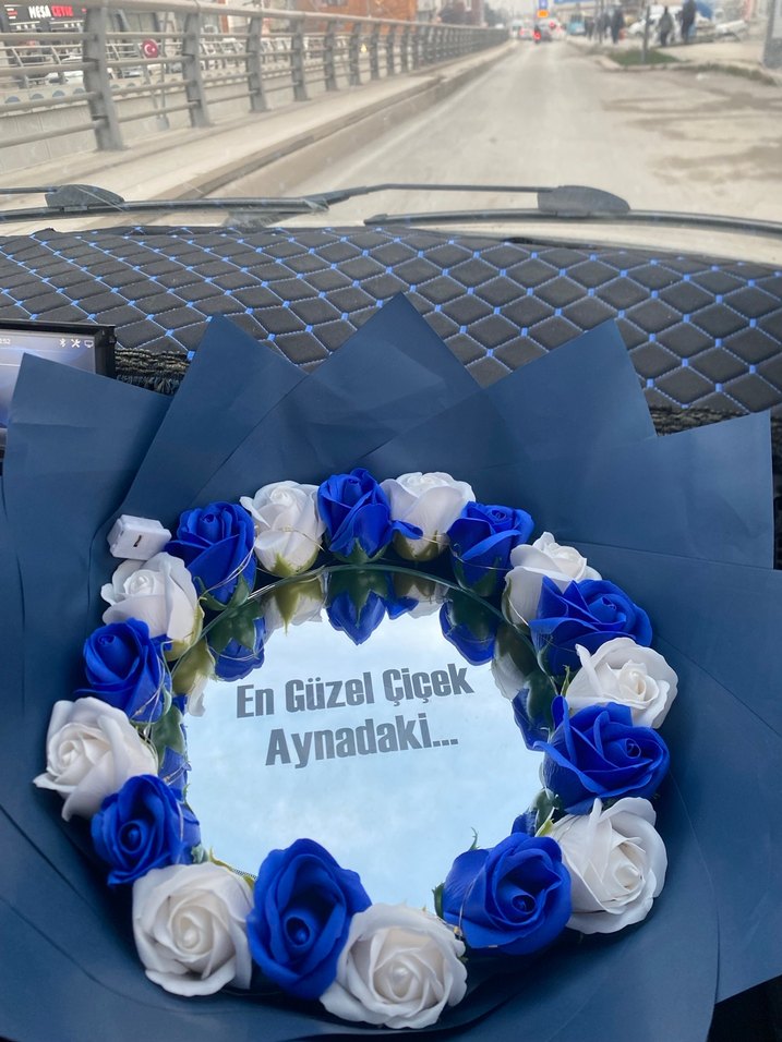 Mavi Beyaz Gül Çelenk Rozeti - Görsel 2