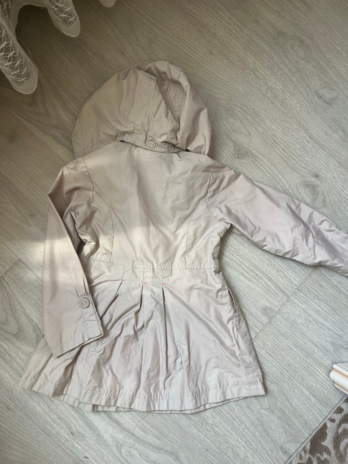 KremNakışlı LC Waikiki Kapüşonlu Kız Yağmurluk - Görsel 2