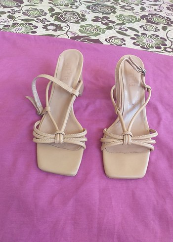 Bej Kadın Topuklu Kemerli Sandalet
