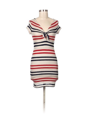 Guess Kısa Elbise %70 İndirimli.