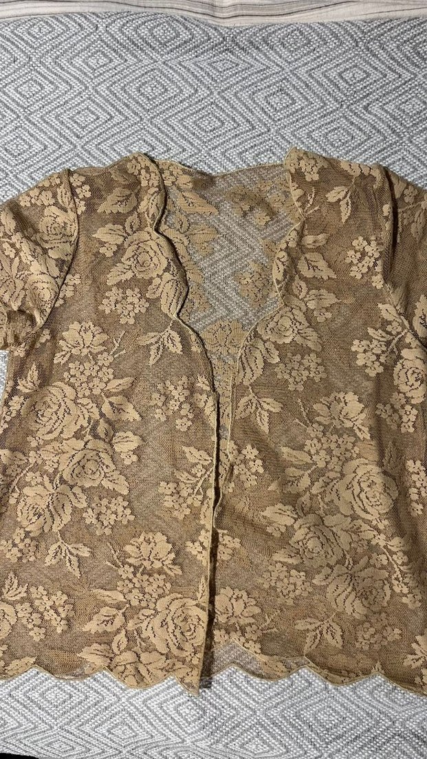 V Yaka Dantel İşlemeli Vintage Üst - Görsel 3