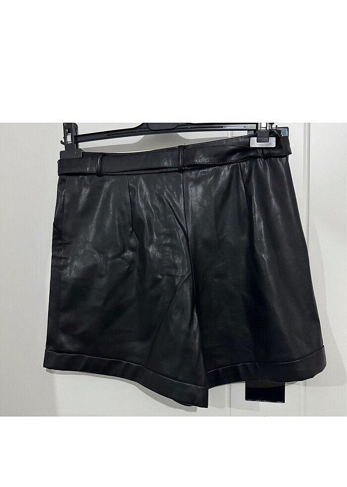 Kemerli Deri Şort - Görsel 2