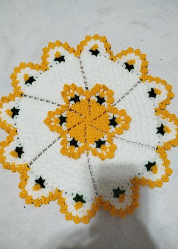 Sarı Beyaz El Örgüsü Dekoratif Motif
