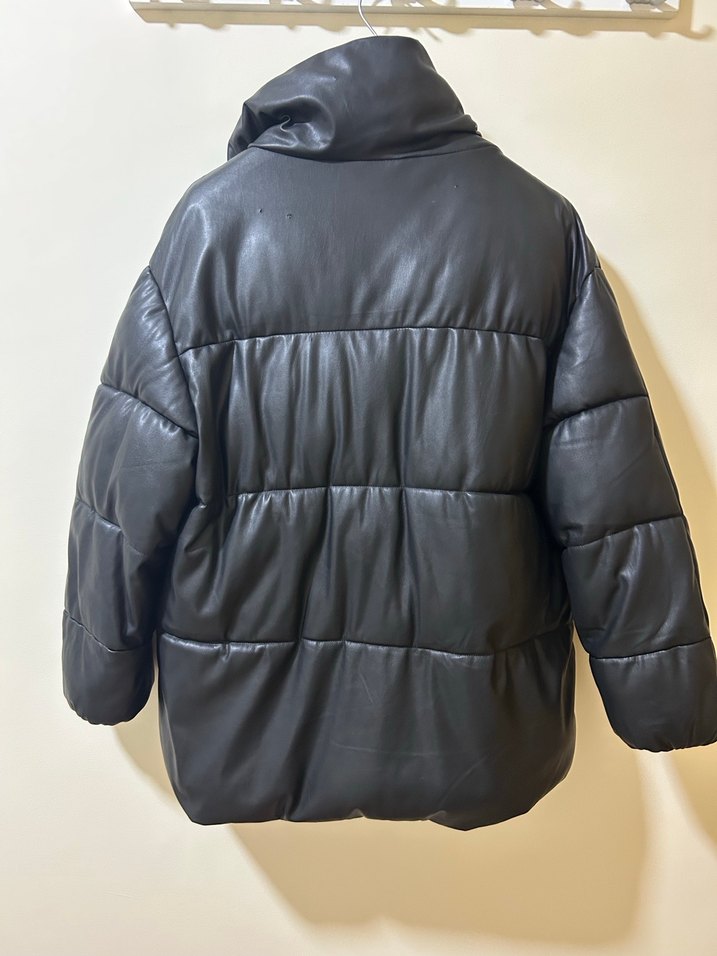 Düğmeli Siyah Deri Kadın Mont bershka - Görsel 3