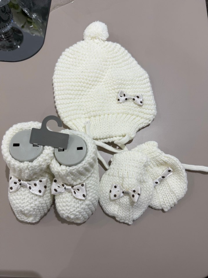 Beyaz Örgü Kız Bebek Patik ve Bere Seti - Görsel 2