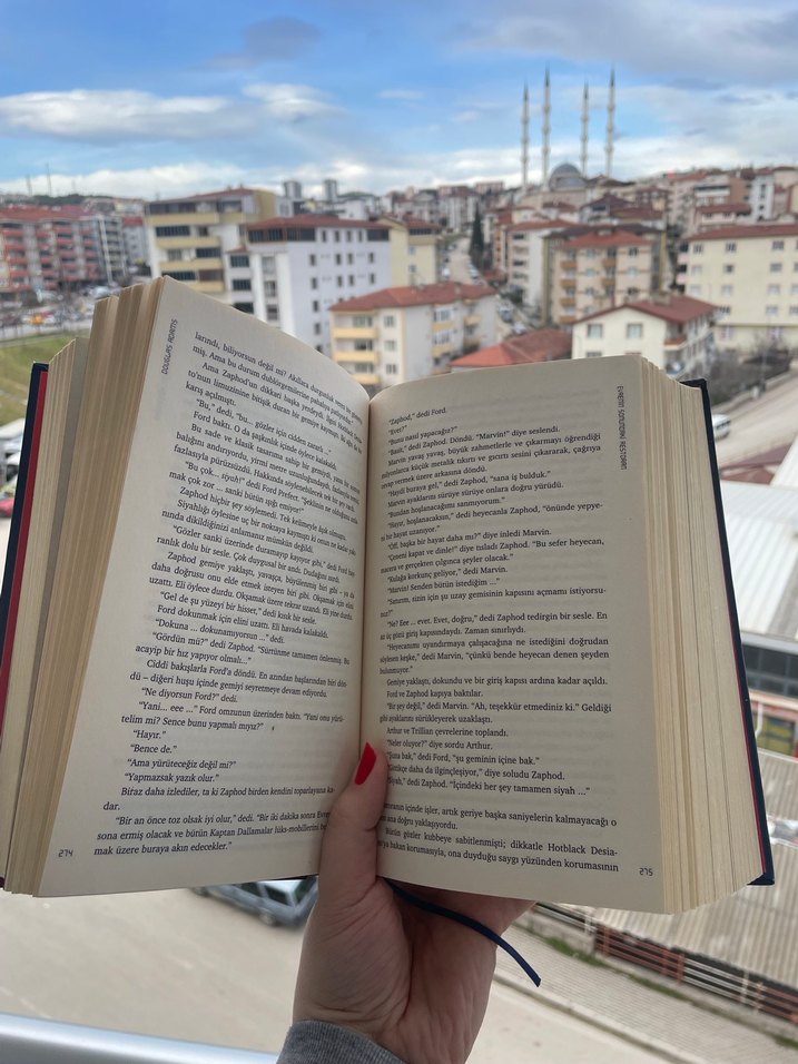 Douglas Adams Otostopçunun Galaksi Rehberi - Görsel 3