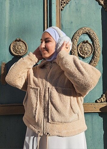 Kadın beyaz peluş kulaklık