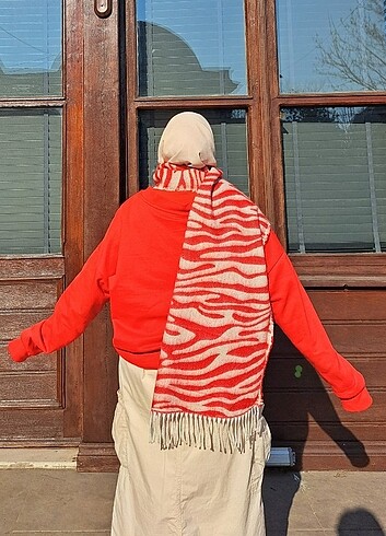 Kadın kırmızı desenli yumuşak atkı