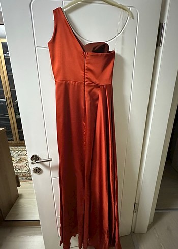 Carmen Tarçın Saten Tek Omuzlu Uzun Abiye Elbise - Görsel 4