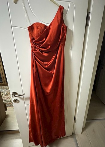 Carmen Tarçın Saten Tek Omuzlu Uzun Abiye Elbise - Görsel 3