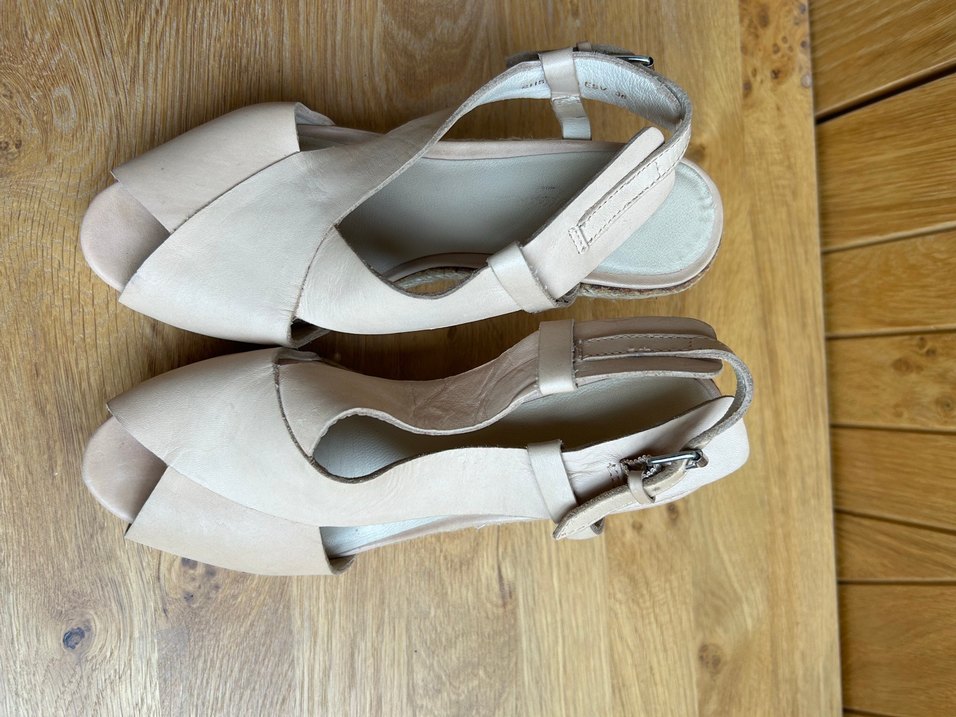 Bej Deri Tokalı Dolgu Topuklu Kadın Ayakkabı - Görsel 3