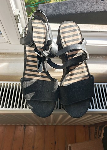 Pull and Bear Siyah Zebra Desenli Kadın Dolgu Topuklu Sandalet