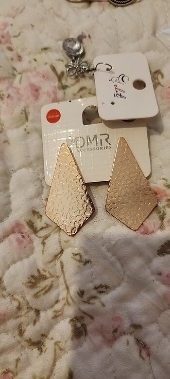 Diğer Geometrik desenli altın rengi küpe