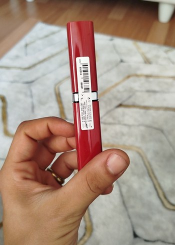 L'Oréal Paris Parlak Kırmızı Ruj