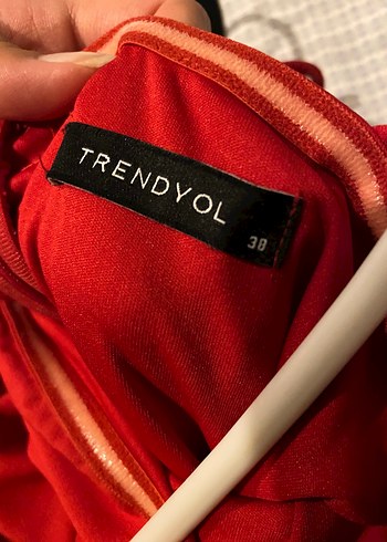 Kırmızı Elbise - Görsel 3