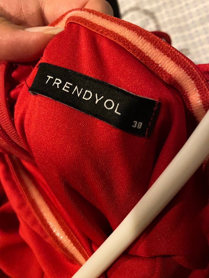 Kırmızı Elbise - Görsel 3