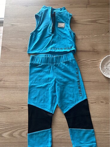 Tyess spor tayt ve büstiyer crop