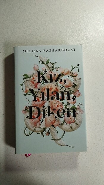 Kız, Yılan, Diken