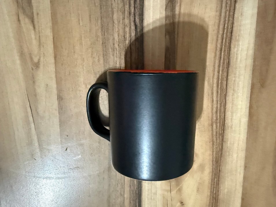 Kırmızı İçli Siyah Kulplu Kupa - Görsel 3