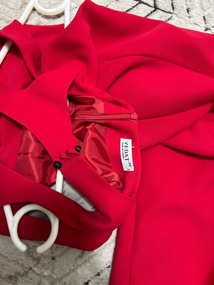 Kırmızı V Yakalı Kolsuz Kalem Elbise - Görsel 2