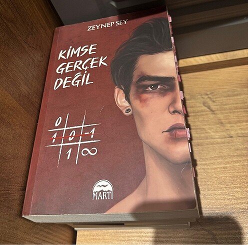 Kimse gerçek değil - Görsel 2