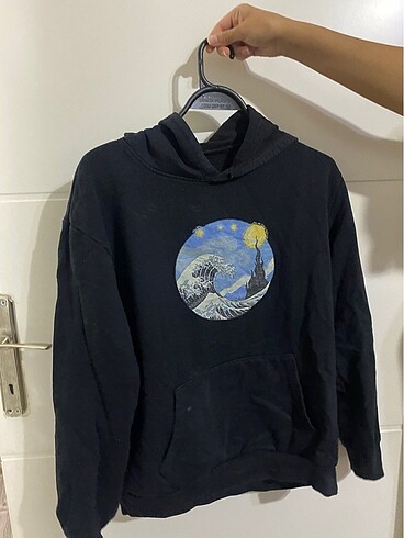 Siyah sweatshirt kapşonlu