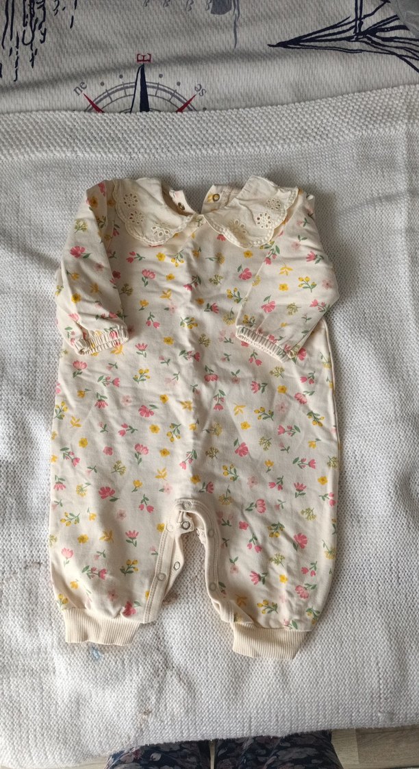 Dantel Detaylı Pastel Desenli Bebek Tulum - Görsel 2