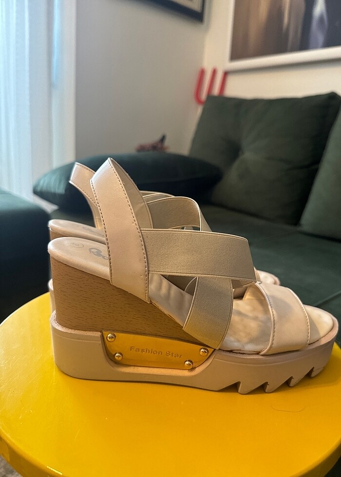 Açık renk dolgu topuklu sandalet - Görsel 2