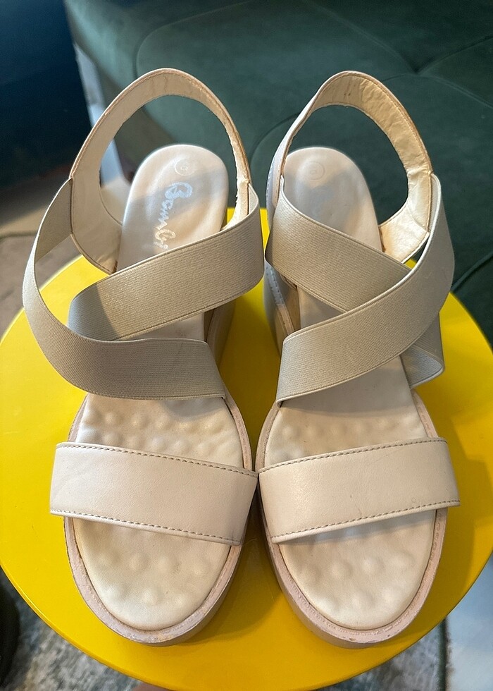 Açık renk dolgu topuklu sandalet - Görsel 4