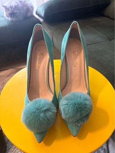 Yeşil süet tüylü stiletto