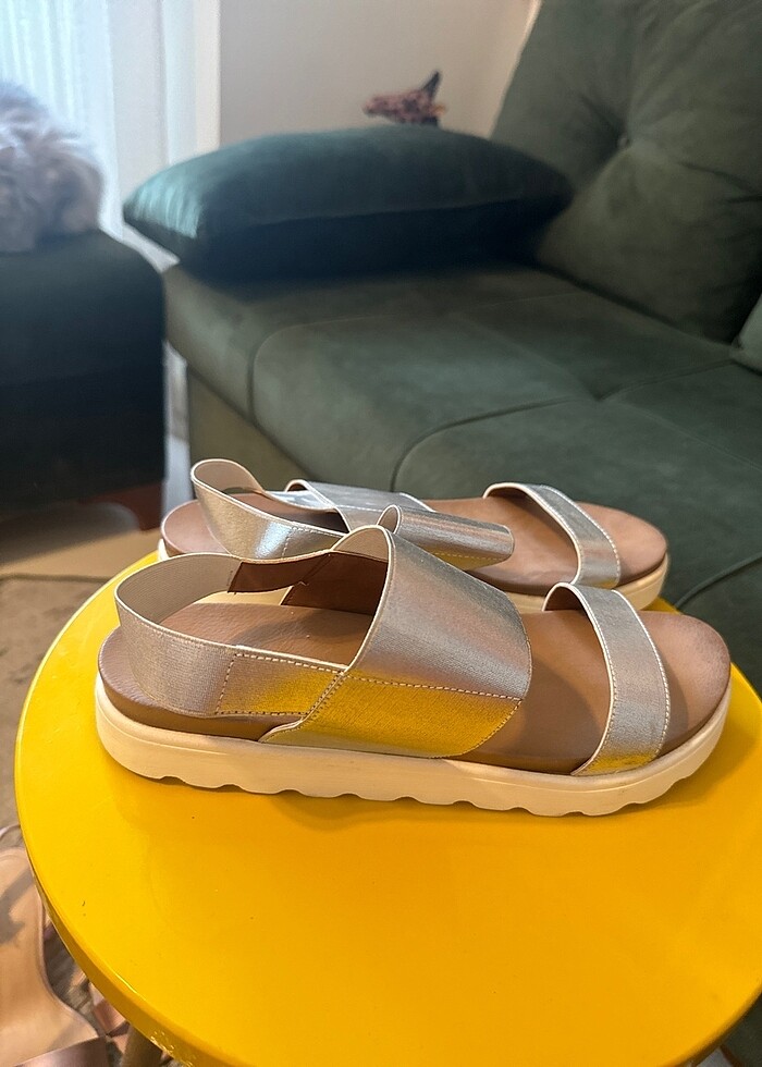 Gümüş rengi parlak sandalet - Görsel 2