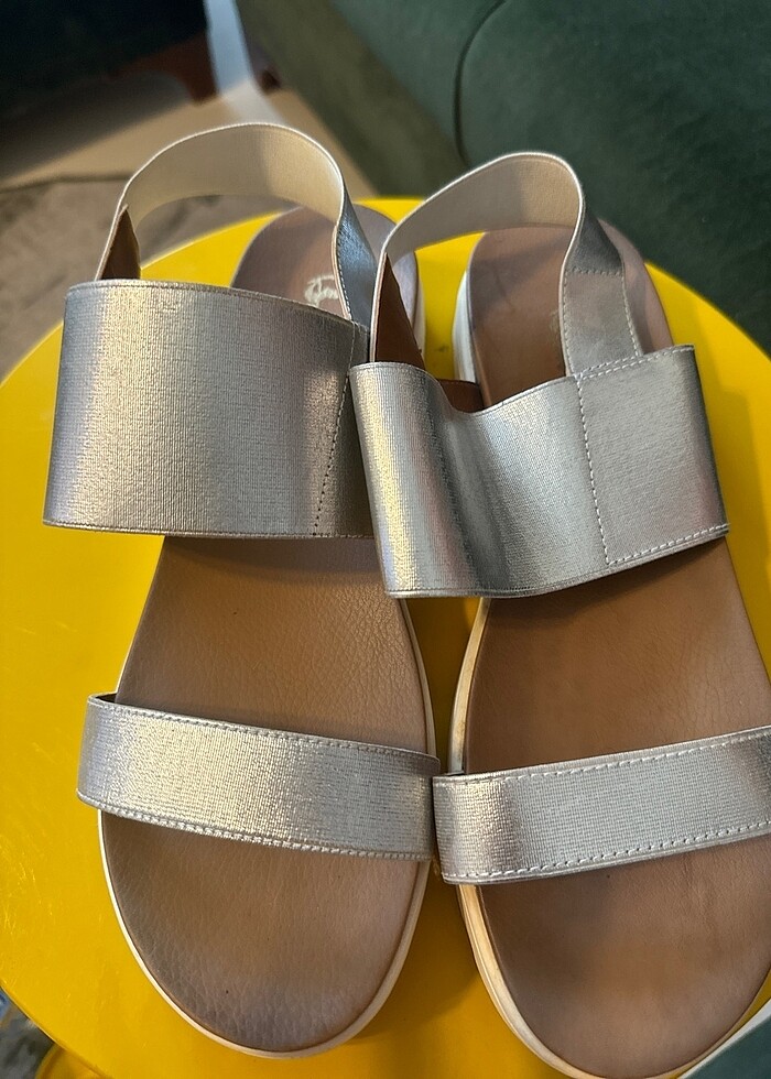 Gümüş rengi parlak sandalet - Görsel 3