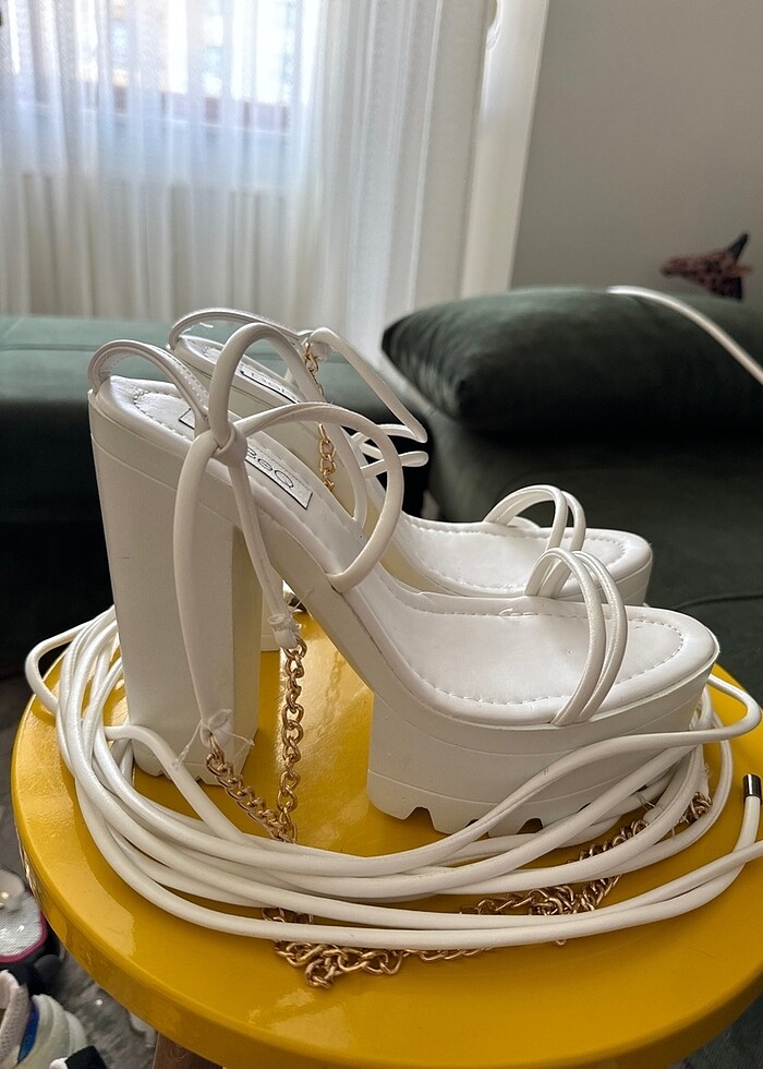 Beyaz uzun bağcıklı yüksek platform topuklu ayakkabı - Görsel 2